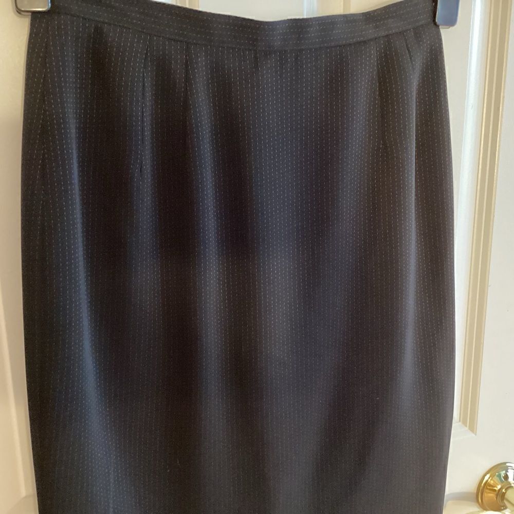 NWOT. Larry Levine Suits Brand Women’s Black Pinstripe Skirt Size 8